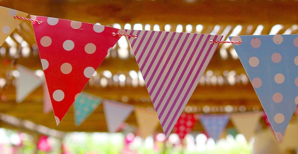 Kleurrijke stof vlaggenlijn met diverse patronen gebruikt als decoratie op feestelijk evenement