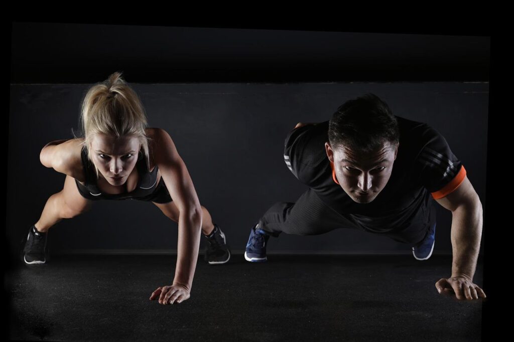 Personal training in Enschede: trainer begeleidt sportieve vrouw bij oefening voor mentale gezondheid en welzijn