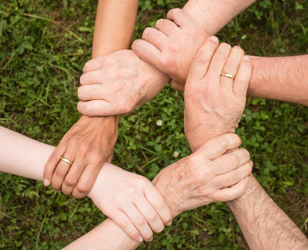 Groep collega's die samenwerken tijdens een teamuitje met avontuur en plezier