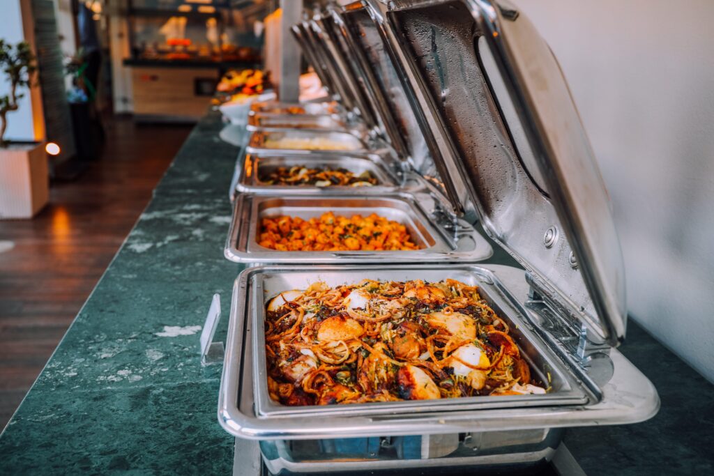 Mooi uitgemaakte buffet catering met gevarieerde gerechten voor evenementen