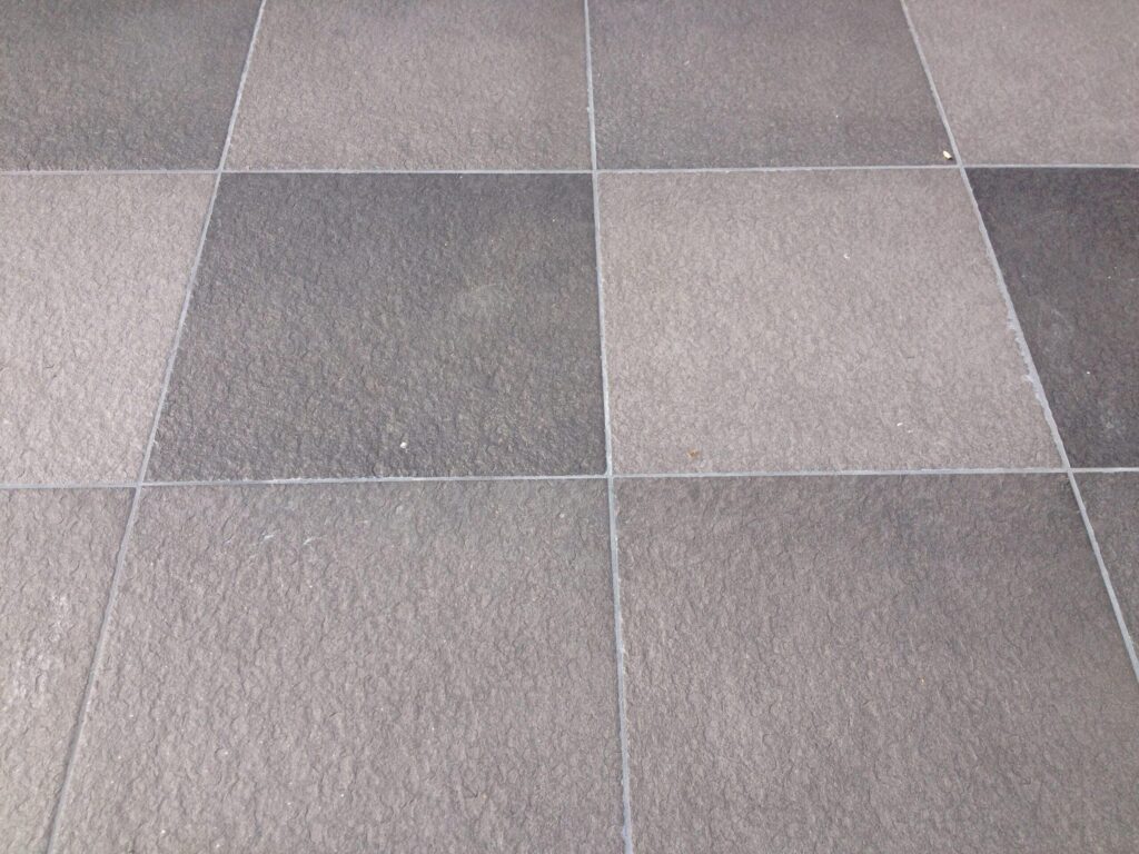 Professionele sierbestrating met creatieve ontwerpen en duurzame materialen voor tuin en oprit