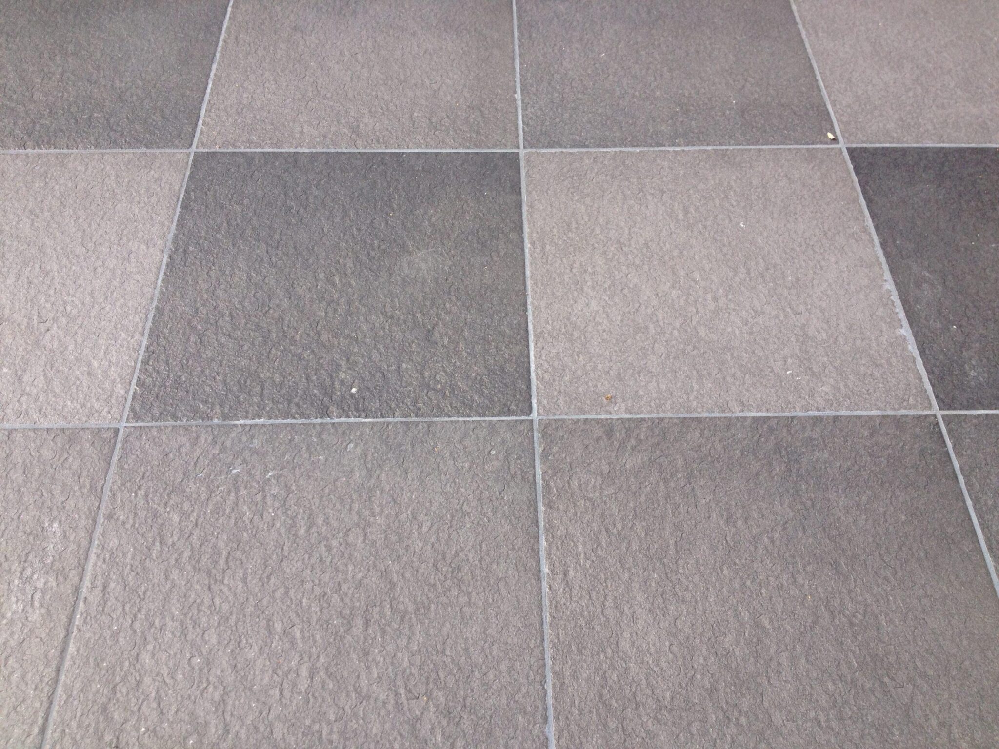 Professionele sierbestrating met creatieve ontwerpen en duurzame materialen voor tuin en oprit