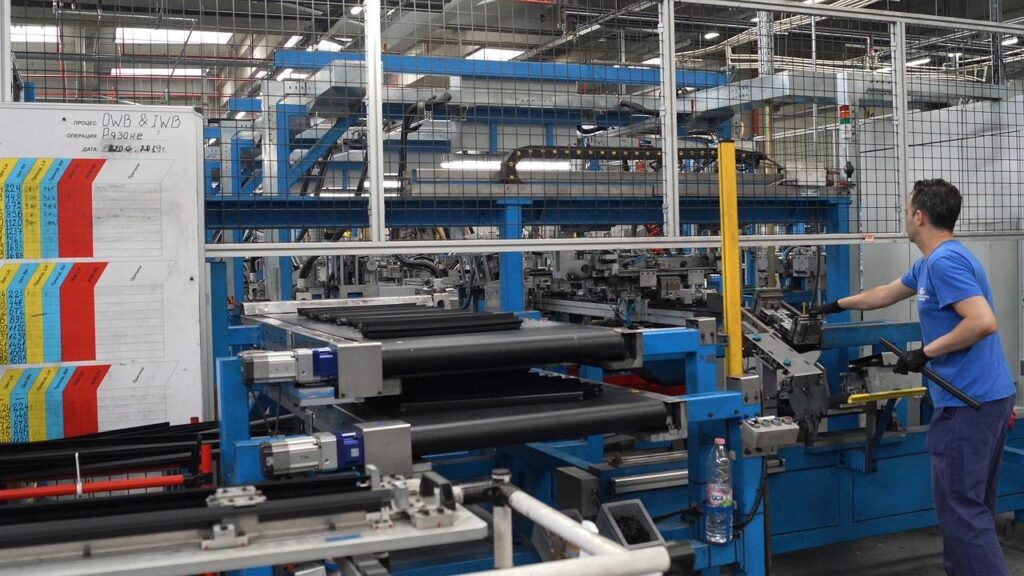 Gemotoriseerde transportband in industriële omgeving voor geautomatiseerd materiaaltransport