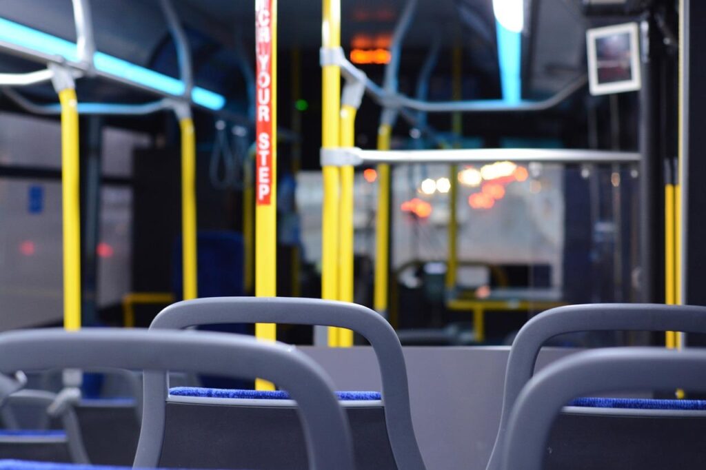 Groep vrienden geniet van muziek en verlichting in een voordelen van het huren van een partybus