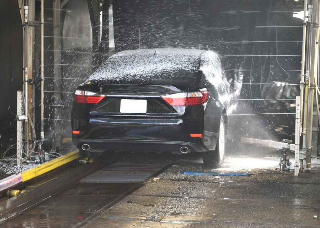 Best wasstraten Rotterdam - automatische wasstraat met auto in schoonmaakproces