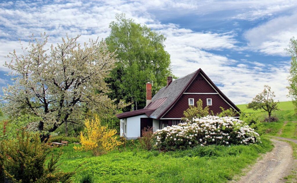 Moderne overkapping aan huis die een naadloze overgang creëert tussen tuin en woonkamer, biedend comfort en bescherming