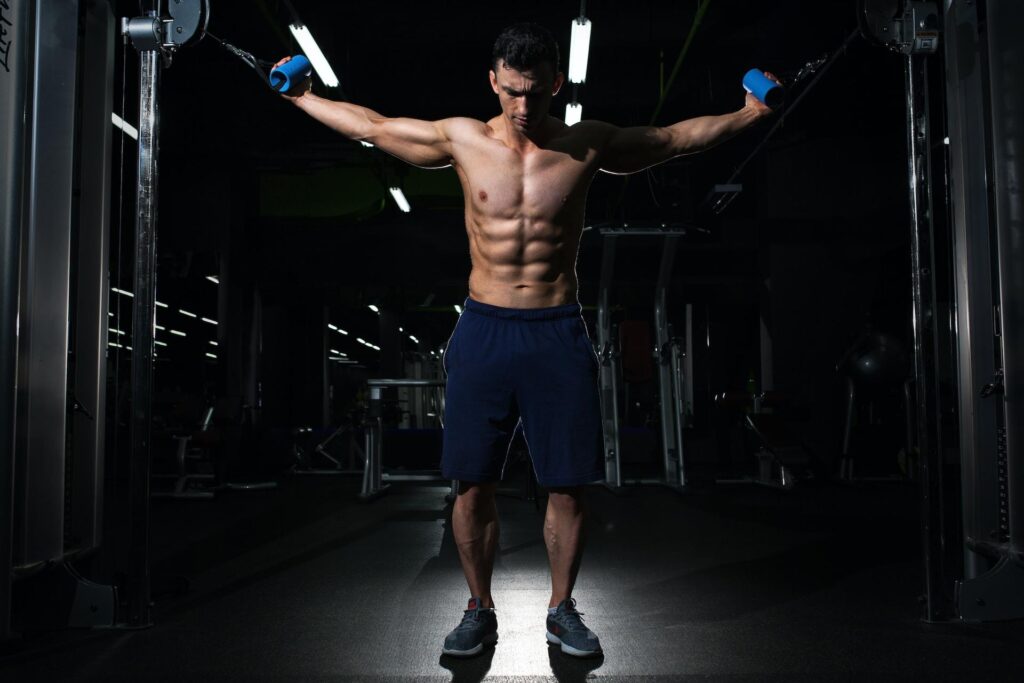 Fit persoon toont gespierde buikspieren als resultaat van effectief droogtrainen met de juiste voeding en trainingsroutine