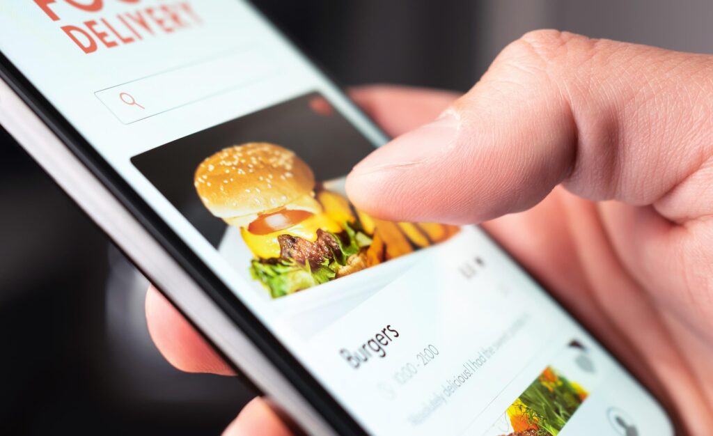 Online bestelling via horeca website app op smartphone voor eenvoudig eten bestellen