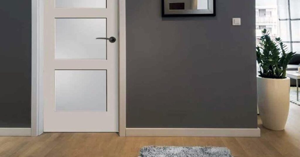 Moderne binnendeur met glas als elegant scheidingselement tussen kamers, met transparante afwerking die licht doorlaat