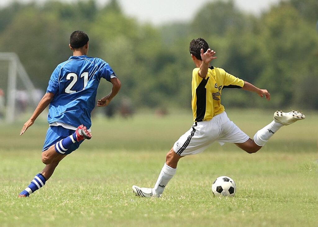 Kinderen in verschillende voetbaltuenue - tips voor het kiezen van het perfecte tenue met goede pasvorm en duurzame materiale