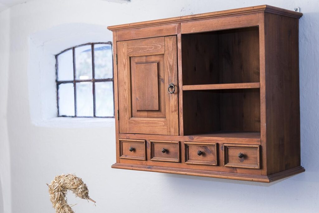 Mangohouten kast met warme gouden tinten en unieke houtpatronen in modern interieur