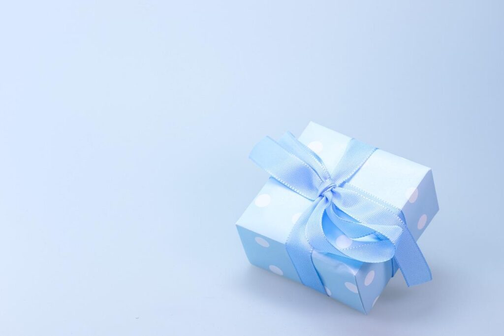 Voorbeelden van zelf samengestelde klantencadeaus met gepersonaliseerde verpakking en luxe toevoegingen