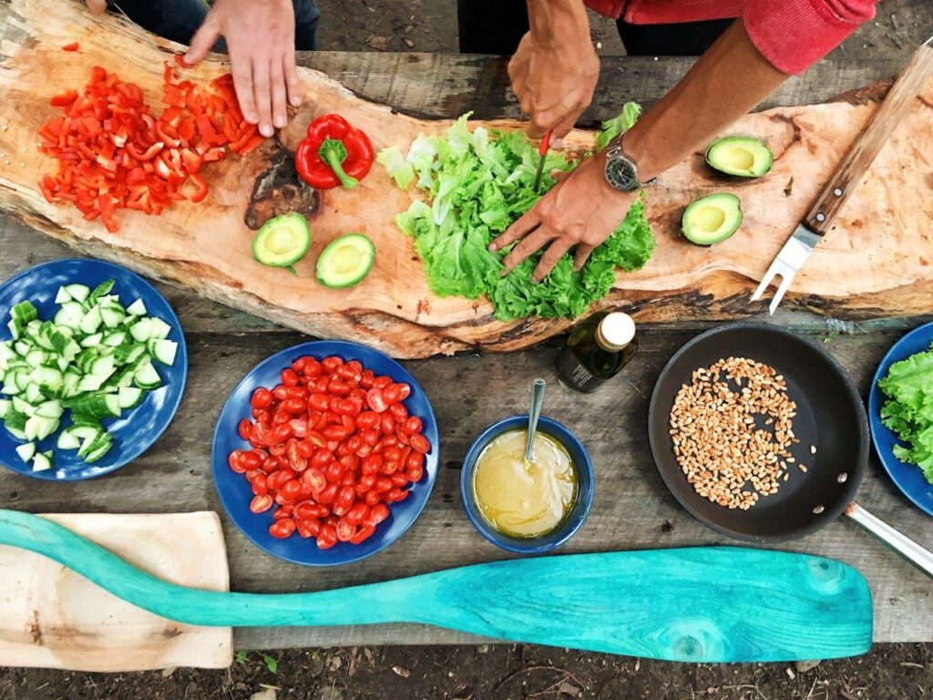 Kleurrijk bord met vers groente, magere eiwitten en volle granen voor een evenwichtige maaltijd