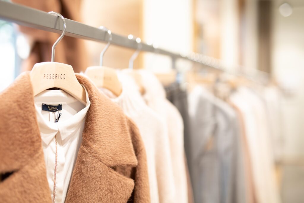 Trendy dameskleding kopen in webwinkel voor borstkankeronderzoek met mode en maatschappelijke betrokkenheid