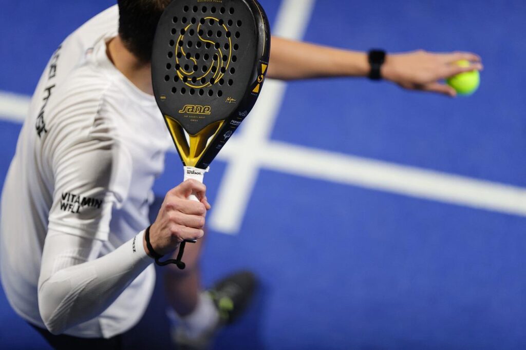 Padelsport in Nederland - spelers op een padelbaan met glazen wanden tijdens een match in 2024