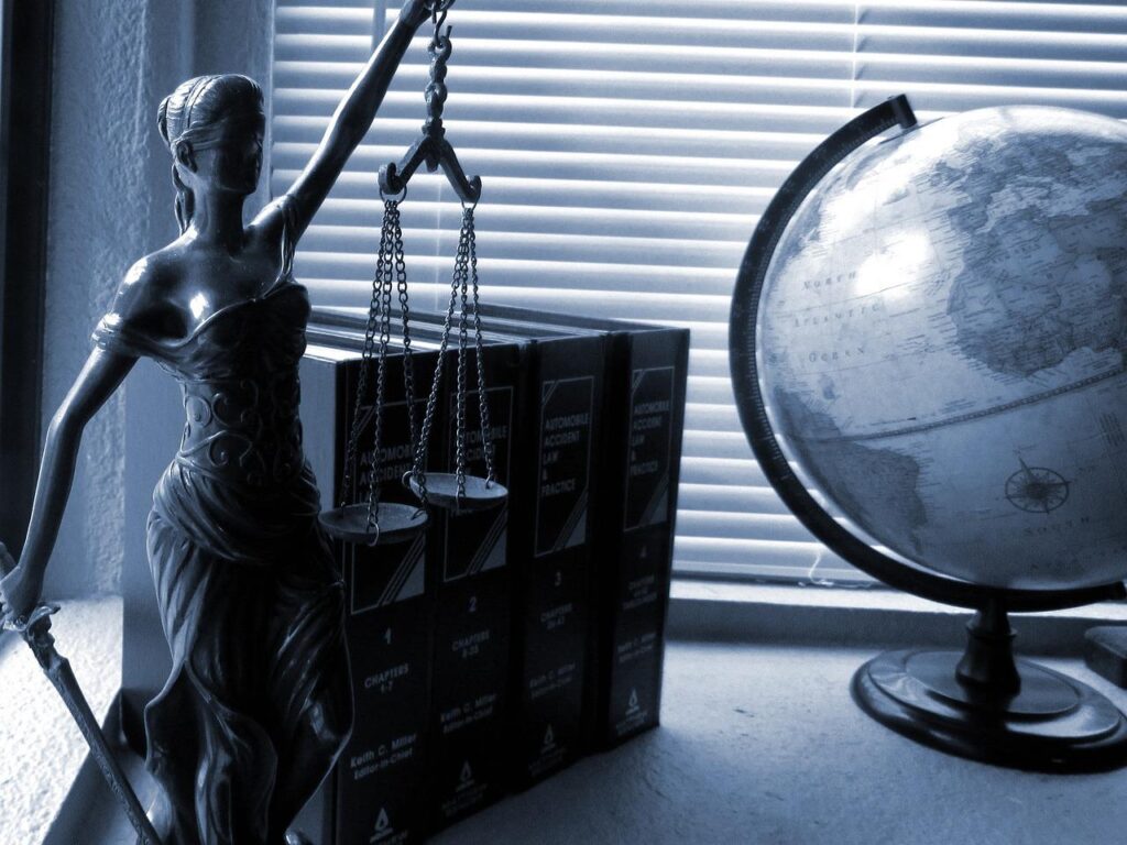 Illustratie van arbeidsrecht ingewikkeld conflict met advocaat en werknemers in discussie