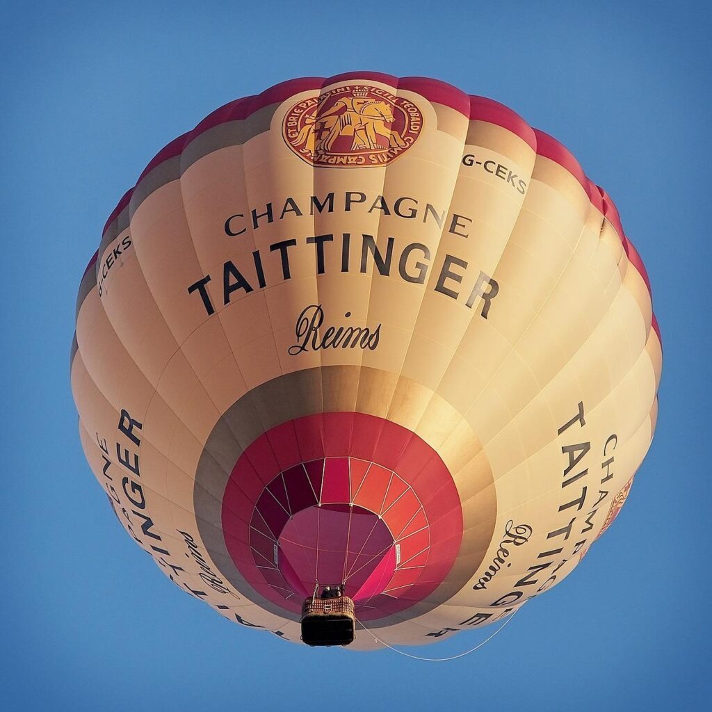 Taittinger Champagne fles met ballonnen, symbool van elegantie en viering