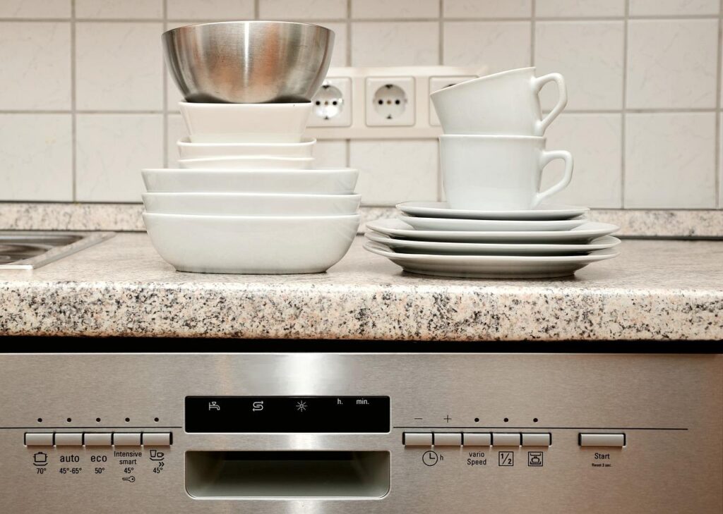 Moderne inbouwvaatwasser geïntegreerd onder aanrechtblad met bijpassend deurpaneel in keuken