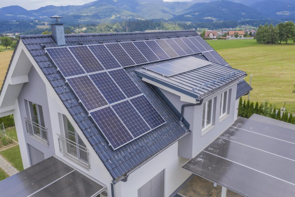 Luchtfoto van woning met zonnepanelen op dak in Amersfoort voor duurzame energieopwekking