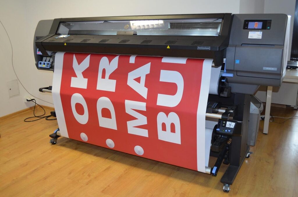 Professioneel ontworpen folder met folder laten drukken services, visual marketing voorbeeld voor digitale en lokale bedrijve