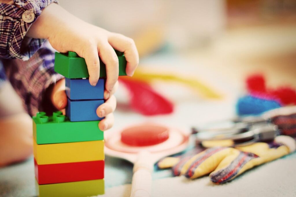 Veilige kinderopvang meubels met afgeronde hoeken en stevige constructie voor spelende kinderen in een leeromgeving