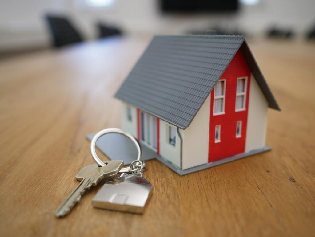 Infographic toont hoe woningprijzen kopers dwingen om met 4 personen een huis te kopen en kosten te delen