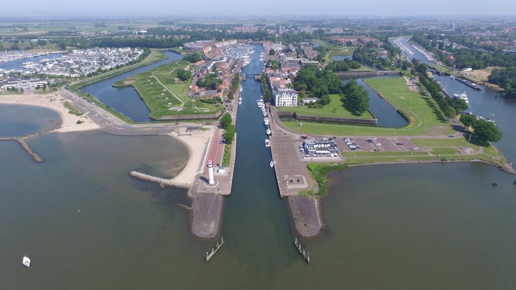 Weersverwachting voor Hellevoetsluis met regenbuien, temperaturen en wind informatie