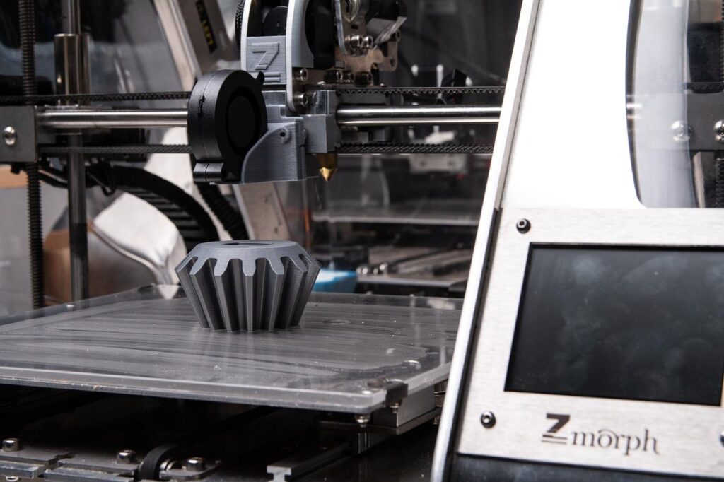 Kunststof spuitgieten machines in werking voor productie van complexe onderdelen met precisie