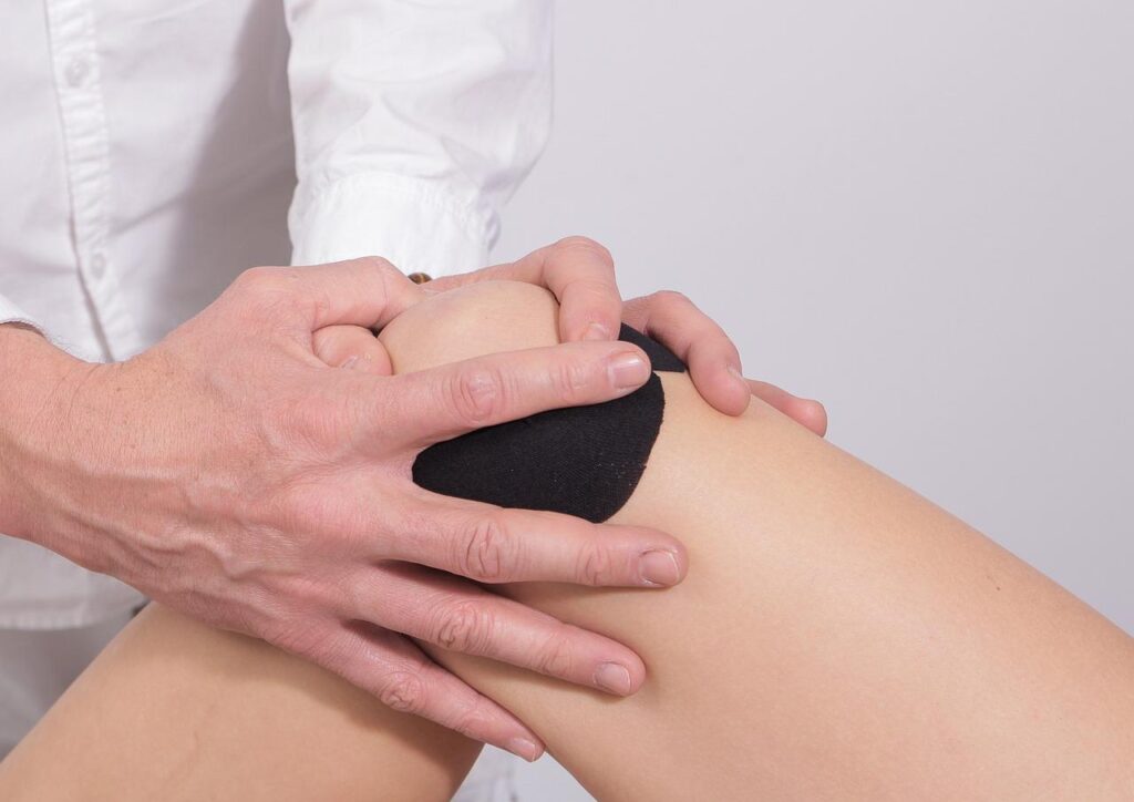 Fysiotherapeut behandelt patiënt met knie op slot zit met mobilisatietechnieken
