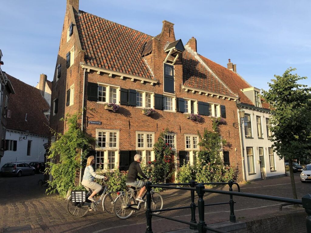 Amersfoort stadsgezicht toont het centrum met grachten en karakteristieke bebouwing, ideaal voor wie een studio wil huren