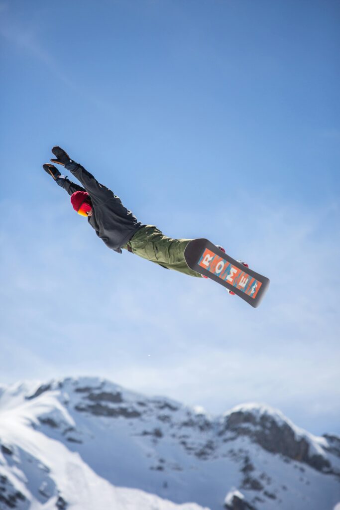Snowboarder in berglandschap bij het kiezen van de perfecte snowboard voor helling