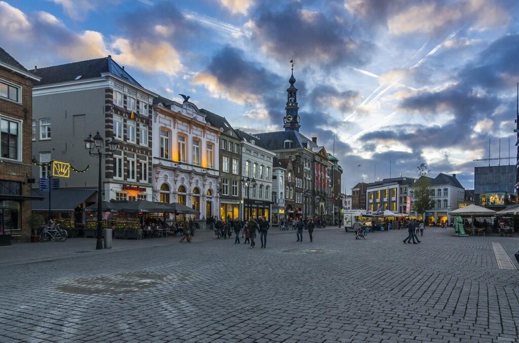 Avondwinkel in Venray met verlichte etalage, biedend gemak en late-night boodschappen voor lokale bewoners