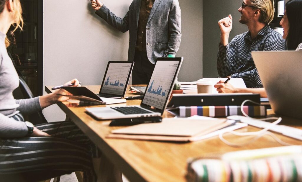 Business coaching concept - ondernemer in gesprek met coach over strategische doelen en prestatieverbetering