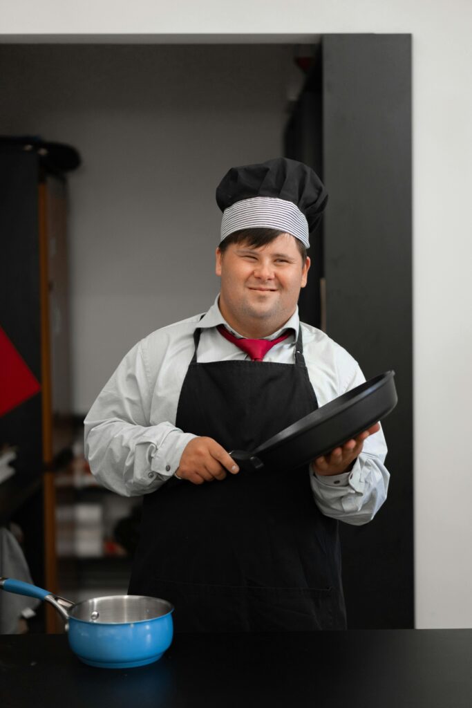 Professionele braadpannen voor restaurants in diverse kleuren, ideaal voor het bereiden van gerechten van topkwaliteit in hor