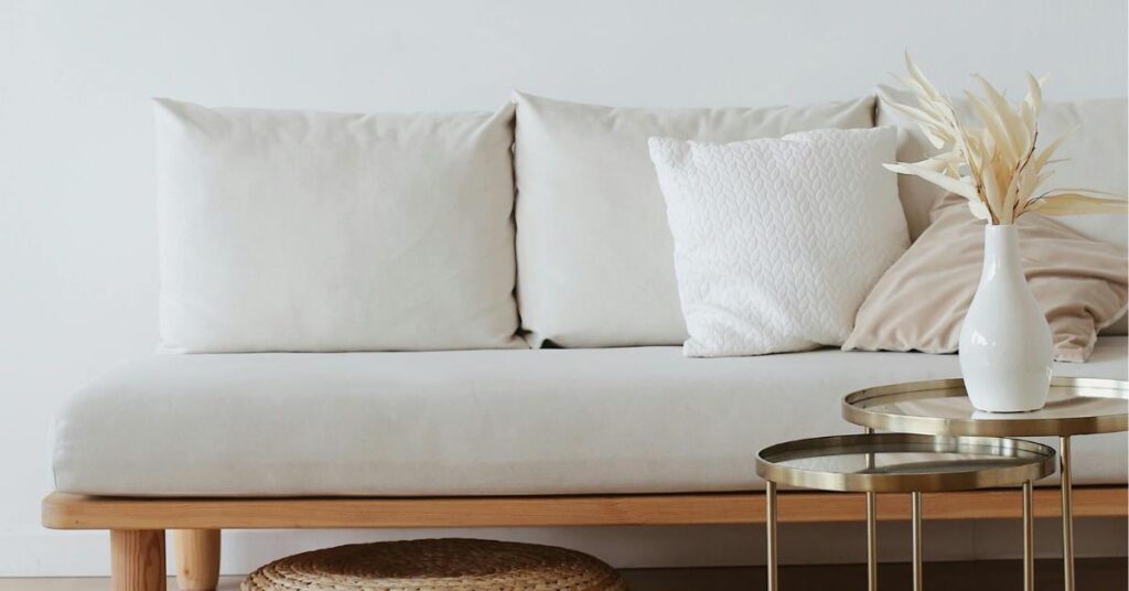 Verzameling van verschillende stijlvolle vazen in diverse vormen, hoogte en texturen voor interieur upgrade