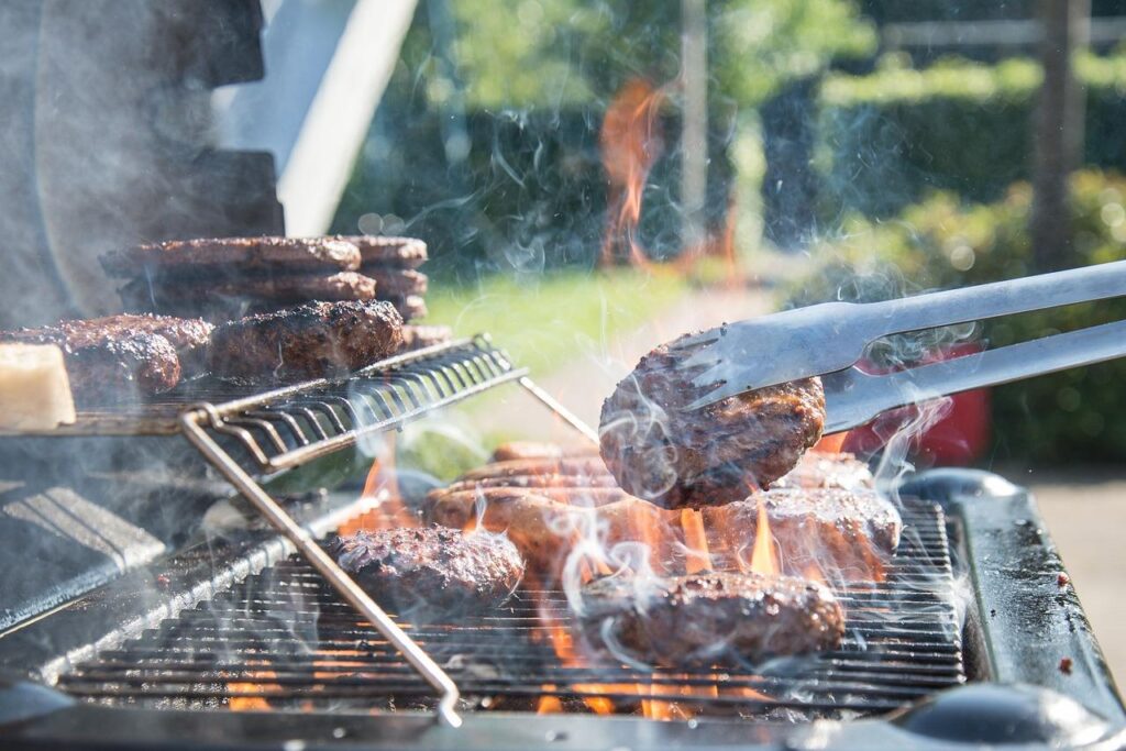 Gids voor het organiseren van een succesvolle barbecue-party met vrienden en familie in de zomer