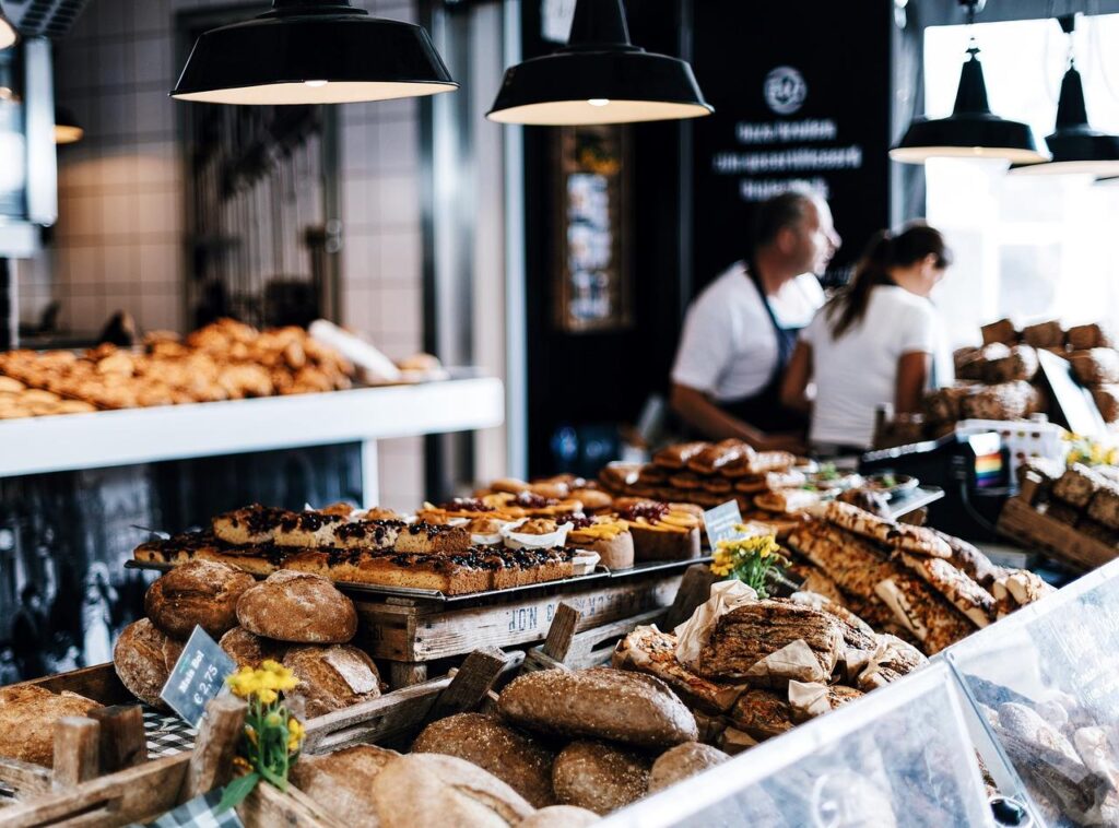 Versgebakken brood en ambachtelijke gebakjes van bakkerij in Best, met knapperige korsten en verleidelijke verpakkingen