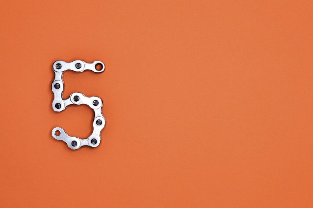 Voorbeelden van essentiële meubelstukken voor moderne kantoorinrichting inclusief modulaire bureaus, vergadertafels en flexib