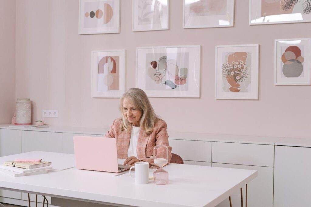 Professionele vrouw toont personal branding en merkidentiteit opbouwen voor carrièreontwikkeling