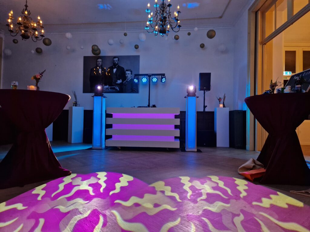 DJ die de beste DJ's huren bij Grand Events biedt, speelt muziek op een feest met professionele apparatuur