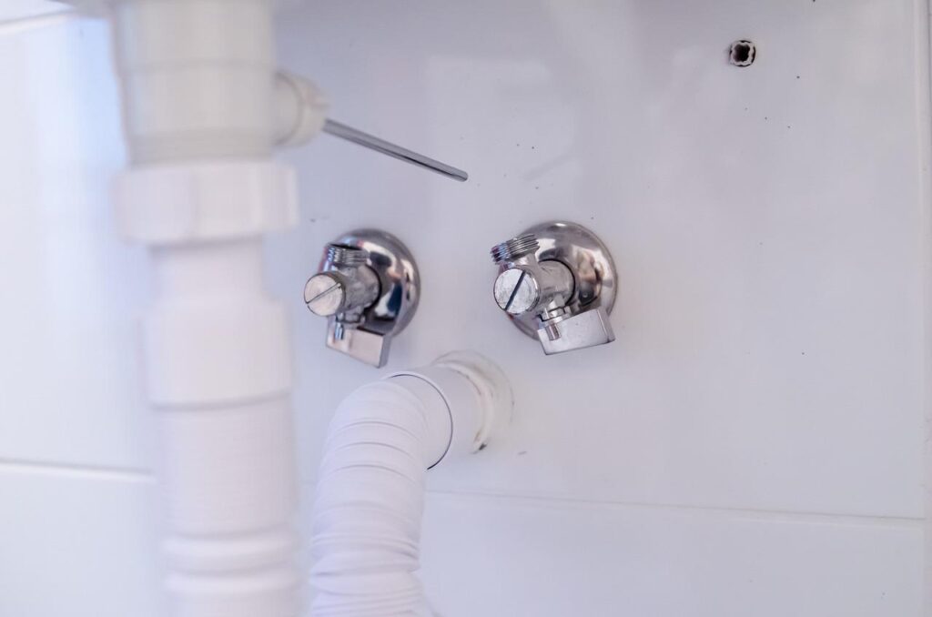 Professionele loodgieter voert onderhoud en reparaties uit aan sanitairsystemen en waterleidingen in huis