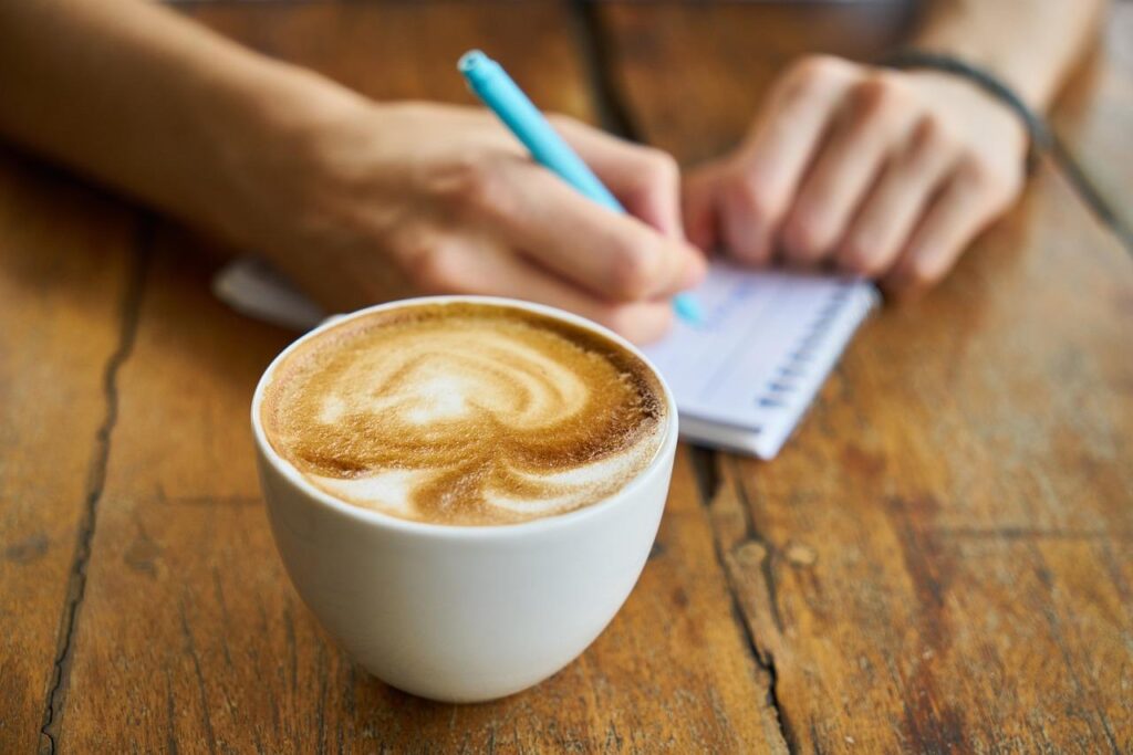 Verschillende soorten koffiebekers voor op kantoor in diverse materialen zoals keramiek, roestvrij staal, glas en bamboe