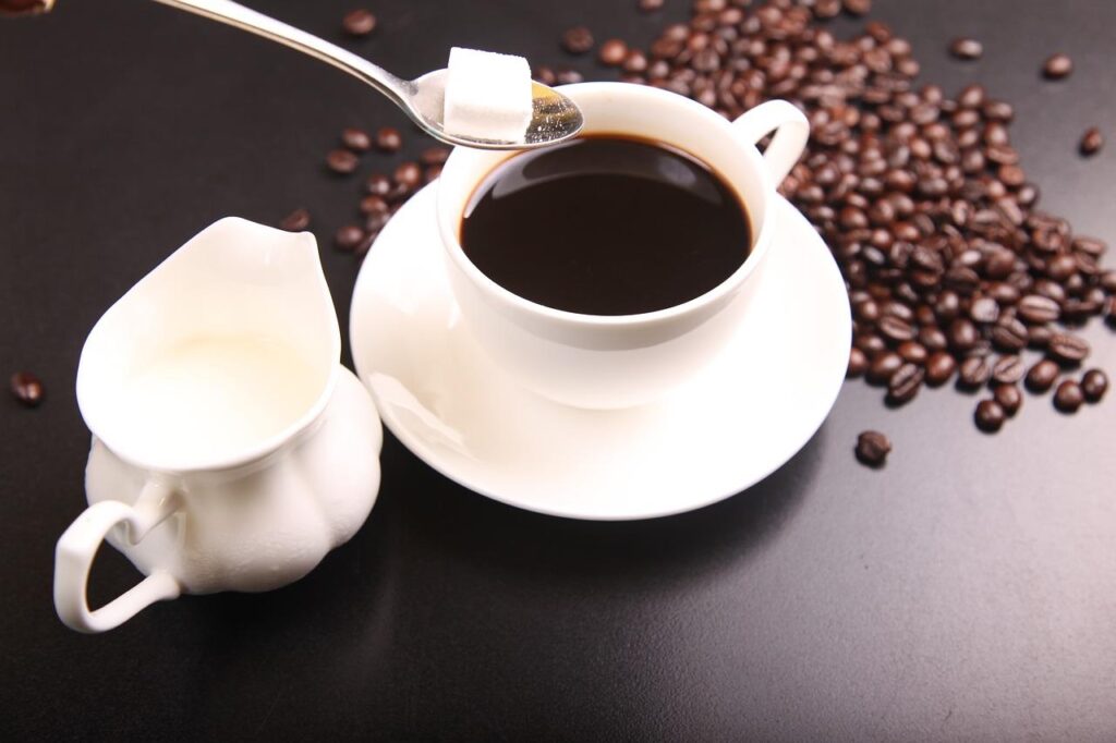 Moderne koffiemachines op het bedrijf voor werknemers, volautomatisch en duurzaam