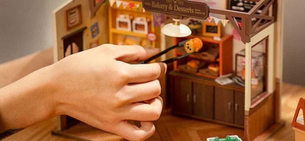 DIY miniatuur huisje kit met gedetailleerde onderdelen, meubels en accessoires klaar om samen te stellen