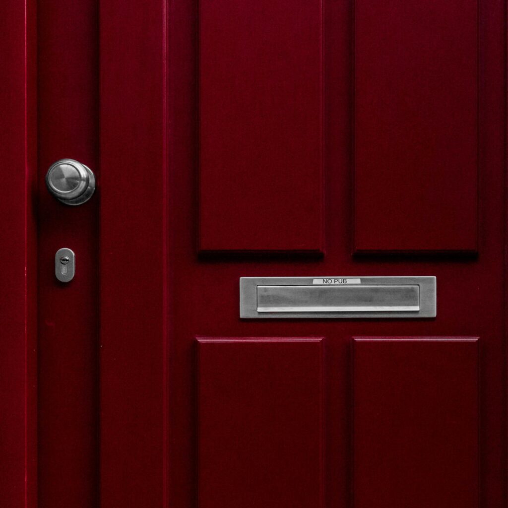 Collectie duurzaam deurbeslag voor binnendeuren in roestvrij staal, messing en aluminium met moderne afwerkingen
