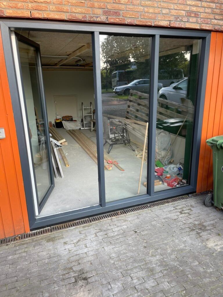 Specialist Dynamic Bouw installeert kunststof kozijnen en dakkapellen voor renovatie van woningen in Amsterdam