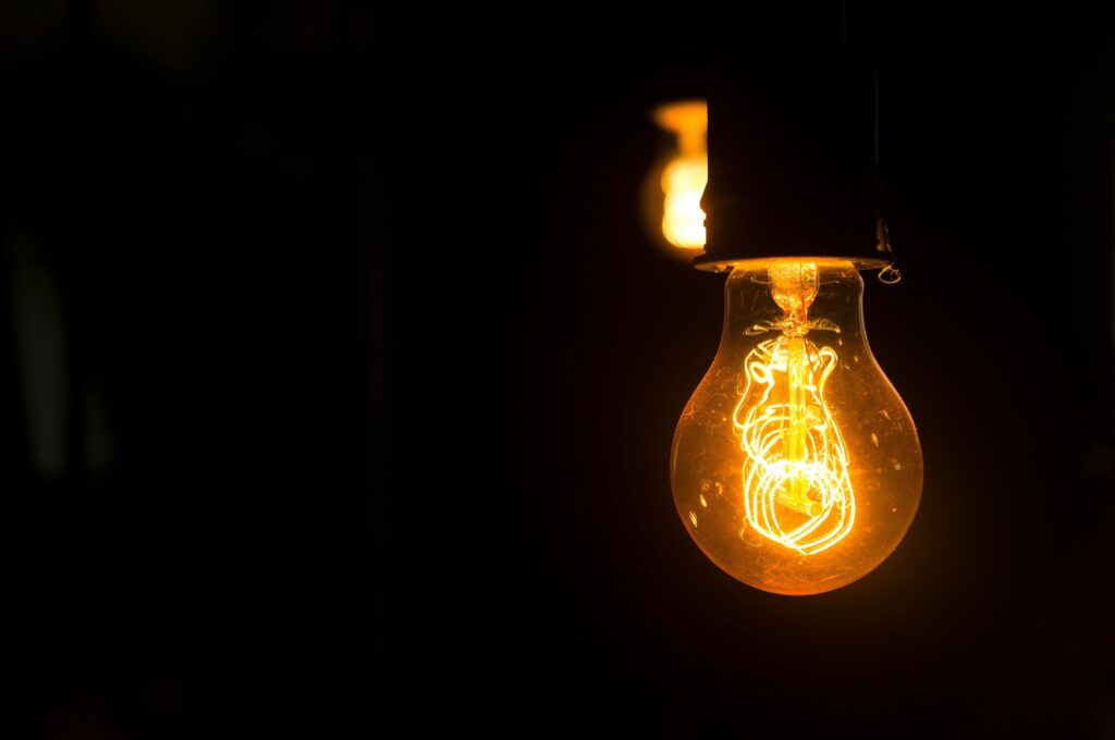Lichtplanspecialist adviseert over voordelen van professioneel verlichtingsplan voor woonkamer