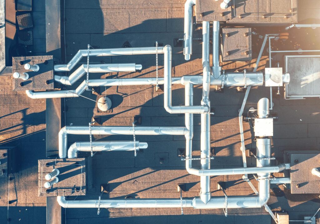 Renza Airflow Solutions inregeltechniek specialist aan het werk bij HVAC-systeeminstallatie