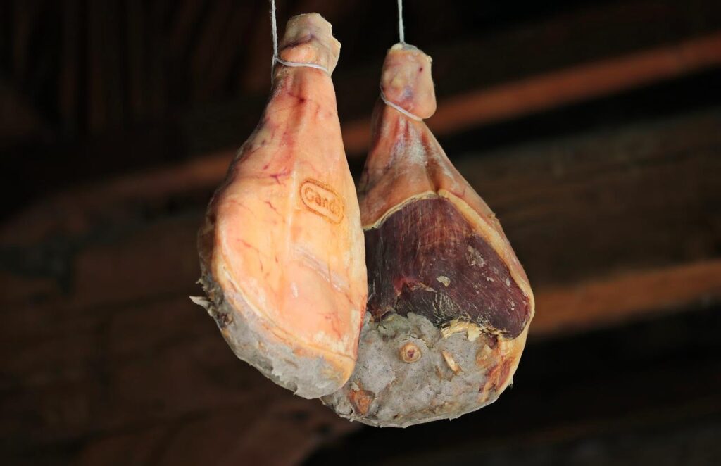 Assortiment authentieke en ambachtelijke vleeswaren van Di Roberto met traditioneel bereide producten zoals prosciutto en sal