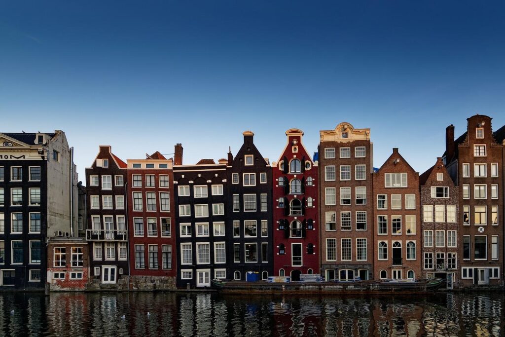 Een instructeur van een goede rijschool in Amsterdam geeft les aan een leerling in een veilige lesauto